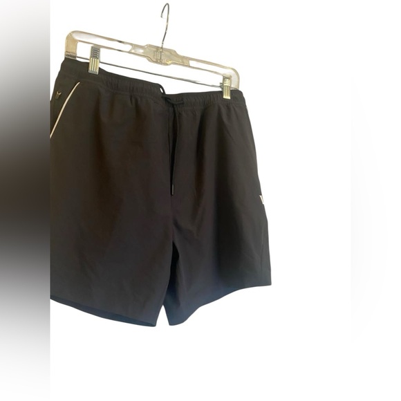 NWT Vuori men’s cross court shorts BLACK LOGO GRAPHIC Size L